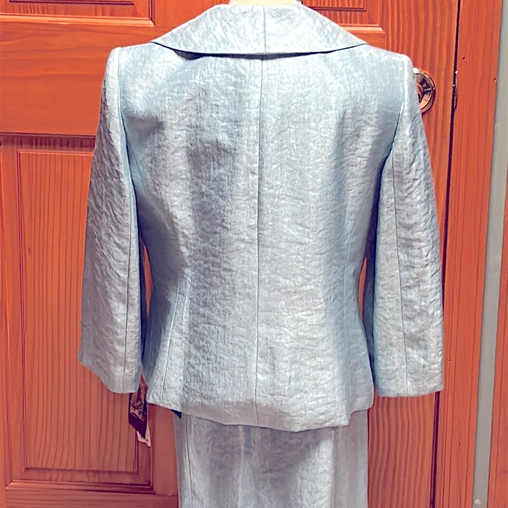 Elegant Blue Skirt Suit - Picture 4 of 4